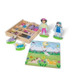 Set magnetic de papusi din lemn Melissa Doug - 78 accesorii, cu suport si cutie de depozitare