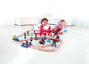 Set tren din lemn Hape Verkehrsreiche Stadt cu accesorii si figurine pentru copii 3 - Img 5