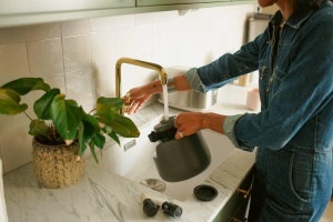 Sistem de autoirigare Fiskars Urban Plant Care, 4,4L, 4 conuri ceramice, verdenegru - Img 7