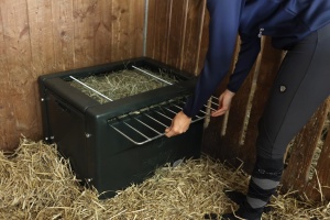 Stand pentru faina de fan Kerbl HayBox, 8-10 kg, plastic HDPE - Img 3