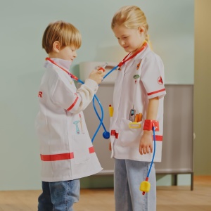 Theo Klein 4312 Costum de doctor I Marime unica Palton de doctor I Incl. tensiometru, stetoscop, seringa si multe altele I Lungime aprox. 55 cm I Jucarie pentru copii de la 3 la aproximativ 6 ani - Img 2
