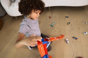 Transportor Hot Wheels City - Capacitate 20 masini, Rampa de lansare 60 cm, Include 1 vehicul - Img 2