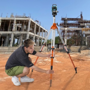 Trepied de constructie VEVOR, suport filetat 5/8"-11, reglabil pe inaltime 1145-2905 mm, trepied de topografie robust, cu nivela cu bula de aer si limitator de difuzie, picioare antiderapante, pentru lasere si dispozitive de nivelare - Img 8