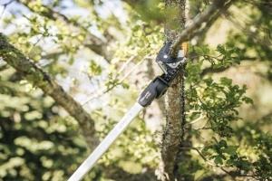 Unelte de gradinarit Fiskars UPX82, Foarfeca pentru crengi, 1.6 m, Antiaderenta, NegruPortocalie - Img 5