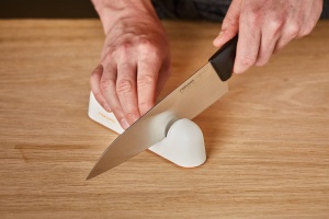Ascutitor de cutite Fiskars Roll-Sharp, pentru cutite din otel, design finlandez, alborange - Img 12