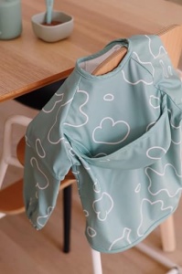 BEABA, Baveta pentru bebelusi, Salopeta pentru bebelusi, Baveta pentru mama, Impermeabila, Salopeta elastica, Salopeta cu maneca lunga, Maneci detasabile, Geanta de prindere, Usor de curatat, Evoluabil, Verde salvie - Img 10