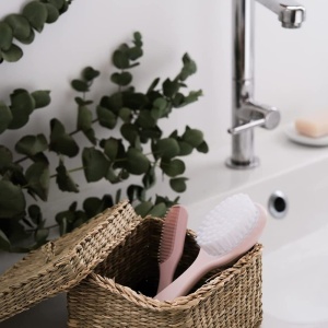 Beaba Set Perie si Pieptene pentru Bebelusi si Copii Roz Compartiment Integrat - Img 6