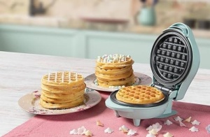 Bestron Mini aparat de vafe pentru vafe clasice, aparat mic de vafe cu acoperire antiaderenta, pentru petreceri de ziua copiilor, sarbatori de familie, Paste sau Craciun, design retro, 550 wati, culoare: Mint unico - Img 4