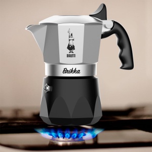 Bialetti New Brikka 2023, oala Moka, singurul aparat de cafea pe aragaz capabil sa faca un espresso bogat in crema, 2 cani, aluminiu - Img 4