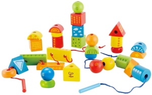Blocuri de filetare Hape | Joc clasic de stivuire cu 32 de blocuri de lemn, jucarie colorata