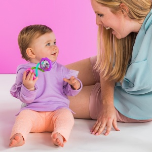 Bright Starts Rattle Shake Jucarie pentru Bebelusi Roz cu Margele Colorate si Maner Texturat - Img 4