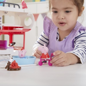 Camioneta de vacanta Peppa Pig cu 4 figurine si accesorii interactive - Img 7