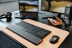 CHERRY MW 3000, mouse ergonomic wireless pentru dreptaci, wireless 2.4 GHz, 6 butoane, senzor optic, laturi cauciucate, alimentat cu baterie, negru - Img 2