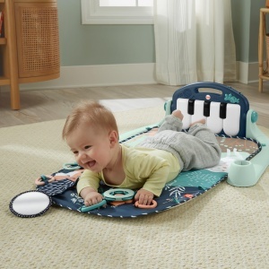 Covoras de joaca Fisher-Price Kick Play Piano Gym JMN75 albastru si maro cu pian si jucarii senzoriale - Img 3
