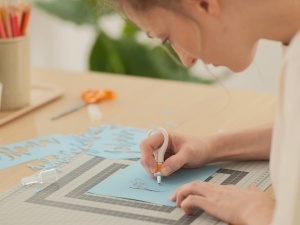 Cutit de precizie Fiskars 17,6 cm, pentru dreptaci si stangaci, otel inoxidabil, alb - Img 2
