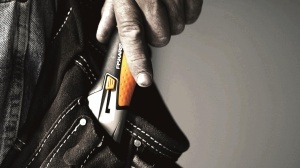 Cutit universal Fiskars CarbonMax cu lama retractabila, 17,7 cm, negruorange - Img 5