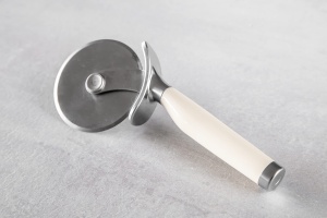 Cutter de Pizza KitchenAid cu Lama din Otel Inoxidabil, Culoare Almond Creme - Img 4