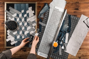 Cutter rotativ Fiskars 45 mm cu rigla 15 x 60 cm, ideal pentru tesaturi si hartie - Img 7