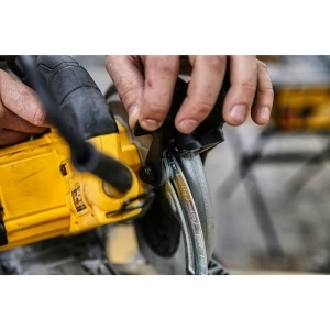 DEWALT Ferastrau circular de mana 1350 wati adancime de taiere 61 mm panza de ferastrau O 19030 mm inclusiv accesoriu de protectie pentru aspirarea pr - Img 3