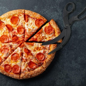 FACKELMANN 40198 Foarfece pentru pizza, taietor de pizza din plastic, foarfece pentru tavi si tigai acoperite (culoare: negru), cantitate: 1 bucata - Img 2