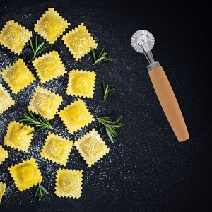 Fackelmann 40918 Roller pentru Ravioli si Produse de Patiserie Otel Inoxidabil si Lemn - Img 2