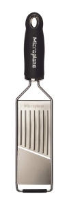 Feliator profesional de legume Microplane pentru cartofi, morcov, castraveti, dovlecei si sfecla rosie in negru cu lama din otel inoxidabil