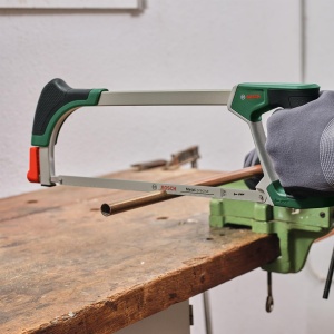 Ferastrau Bosch 300mm + 3 panze de ferastrau suplimentare (ferastrau cu 4 panze de ferastrau bimetalice durabile pentru metal, lemn, plastic si multe altele; Mecanism simplu de schimbare; Softgrip) - Editia - Img 3