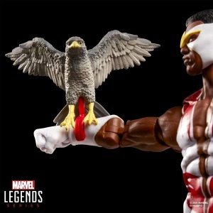 Figurina de colectie Marvel Legends Falcon 15 cm cu scut lenticular, Hasbro - Img 3