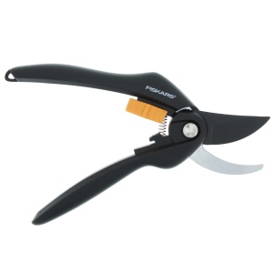 Foarfece de gradina Fiskars Bypass pentru ramuri si crengute proaspete, acoperite cu ecran antiaderent, lame din otel de inalta calitate, lungime: 20 cm, negru/portocaliu, SingleStep, P26, 1000567