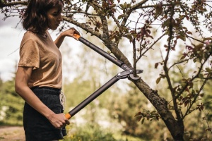 Foarfece de taiere cu angrenaj de bypass Fiskars PowerGear II pentru lemn proaspat, acoperit antiaderent, otel de precizie calit, lungime: 70 cm, negru/portocaliu, L78, 1000584 - Img 9