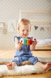 HABA 303192 - Mina Caterpillar Chatter Figure jucarie pentru bebelusi din seria Mina Caterpillar jucarie din tesatura colorata cu motor Chatter de la - Img 2