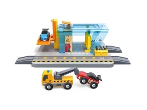 Hape Reparatur si Statie de Spalare Auto cu Platforma Ridicabila si Masina de Remorcare Compatibila cu Seturi de Tren