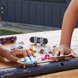 Hot Wheels Skate Fingerboard HGT46 Design Tony Hawk Cu Pantofi Detasabili - Img 3