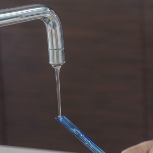 InnovaGoods - Baloane automate de irigare Aqua Loon Set de 2 10 zile de udare stil artizanal versatil pentru toate speciile de plante albastru 2 x 350 - Img 6