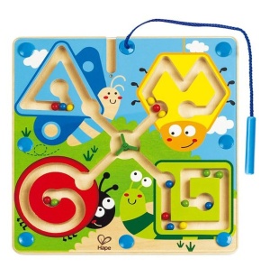 Joc magnetic Hape E1709 Magnetlabyrinth din lemn ideal pentru calatorii 24 luni