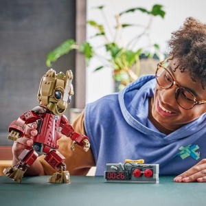 LEGO Groot 76341 Ravager Outfit Figurina Super Erou 604 Piese pentru Copii si Fani Marvel - Img 9