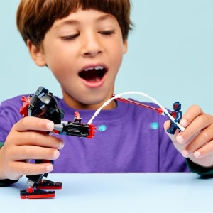 LEGO Marvel Miles Morales Mech vs Spider-Man 2099 Set 76337 135 Piese Figurine Incluse - Img 8