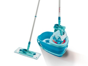 Leifheit Set CLEAN Twist M Flat Mop Ergo 2.0, mop de podea cu capac supersoft pentru curatarea umeda pe parchet, laminat si lemn natural, mop cu sistem de clic, mop cu tehnologie centrifuga
