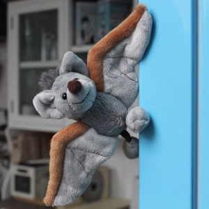 Magnetfledermaus Vampi - Schaffer 3518 - Plush de 10 cm - Culoare gri-maro - Img 4