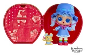 Papusa L.O.L. Surprise Loves Strawberry Shortcake Tots cu 7 Surprize, 6 Figurine, 2-Zimmer Spielset - Img 6