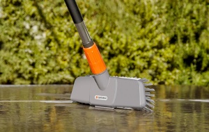 Perie de curatat Gardena Komfort-Schrubber 27 cm, pentru suprafete neuniforme, cu duza de apa - Img 2