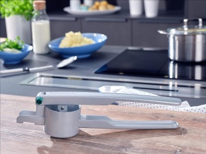 Presa pentru cartofi Leifheit 3242, din aluminiu, spatiul de lucru mare, usor de curatat - Img 2