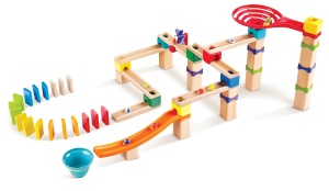 Rampa cu bile Hape - Set din lemn cu domino, 18 piese, pentru copii de la 3 ani