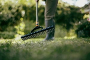 Rasnita de gazon Fiskars OneClick, 870 g, otel carbon, negruportocalie - Img 3