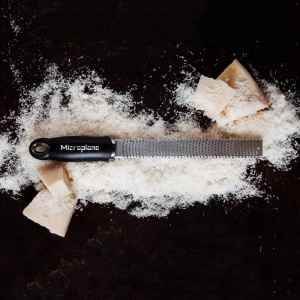 Razatoare de bucatarie Microplane Zester in negru pentru citrice, branza tare, ghimbir, ciocolata si nucsoara cu lama fina din otel inoxidabil - Fabricat in SUA - Img 5