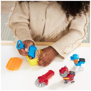 Rubble & Crew - Set de figurine de actiune cu figurine de caine Charger & Wheeler, 2 jucarii de constructie si 85g Kinetic Sand Build-it-Sand, jucarii potrivite pentru copiii de la 3 ani si mai mari - Img 7