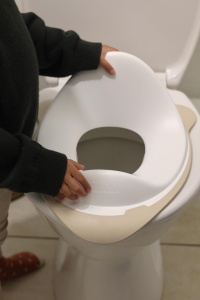 Scaun WC pentru copii BEABA, ergonomic, rucshtes, usor de curatat - Img 6