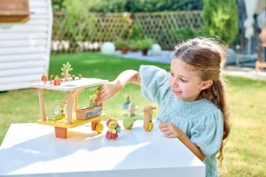 Set de joaca Hape Clios Fruchtsaft-Truck cu stand mobil solar si accesorii pentru copii 3 - Img 3