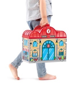 Set de tren din lemn Hape portabil cu statie si accesorii extensibil pentru copii - Img 3