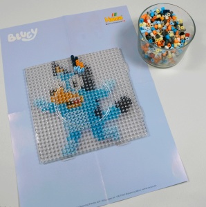 Set Hama Perlen 7977 cu 2000 Perle Colorate, 5 mm, Motiv Bluey - Img 3